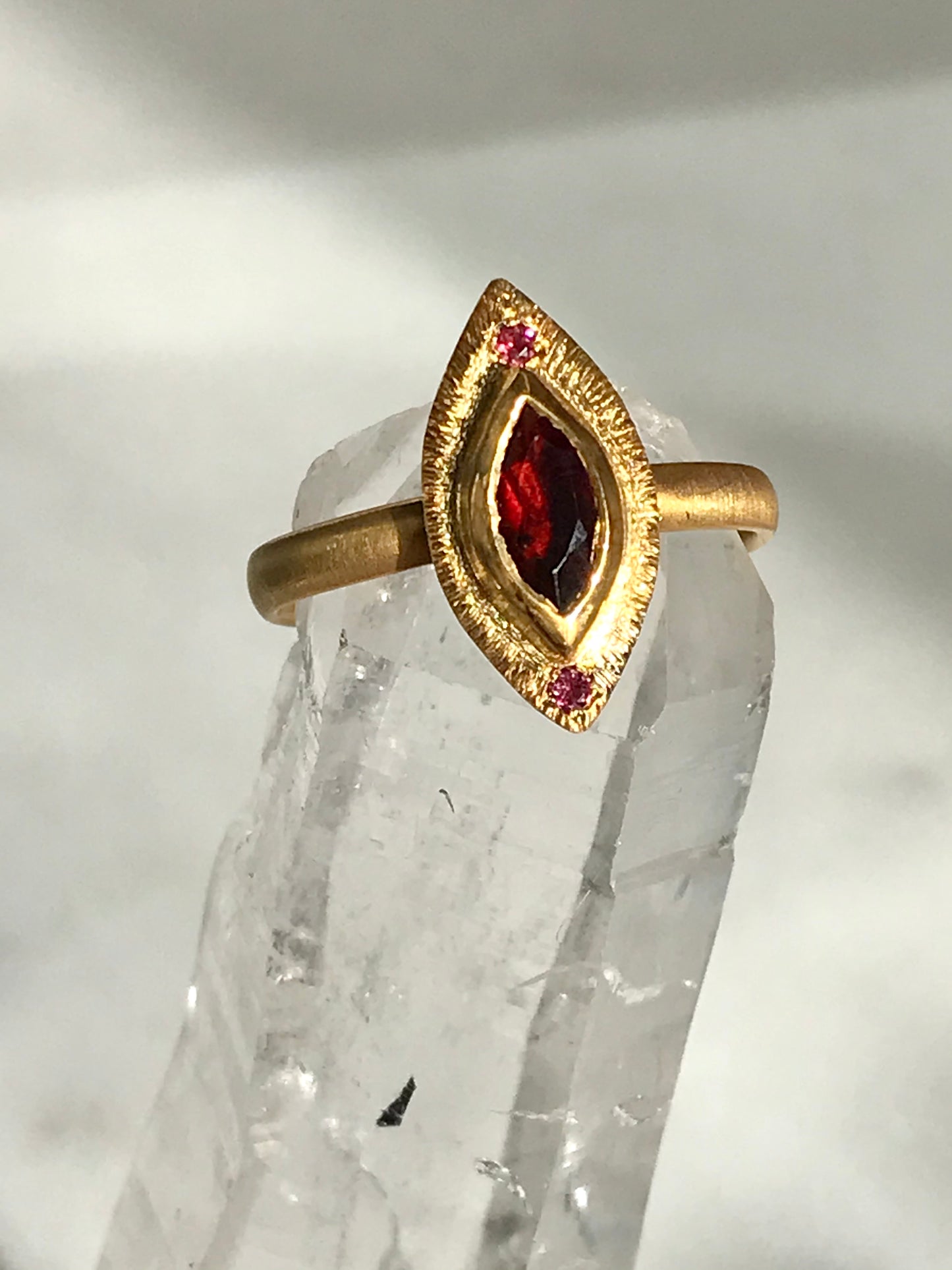 Bague gravée tourmaline rouge et grenat.