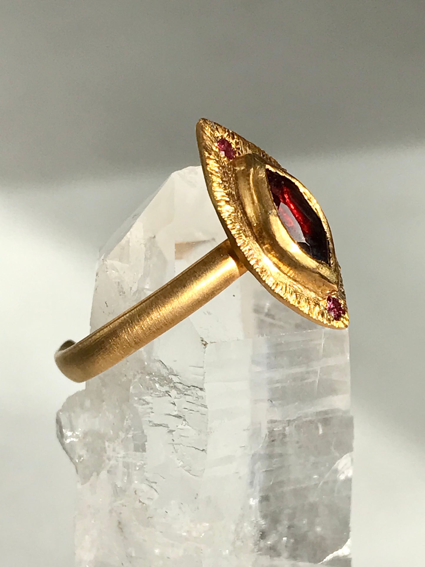 Bague gravée tourmaline rouge et grenat.