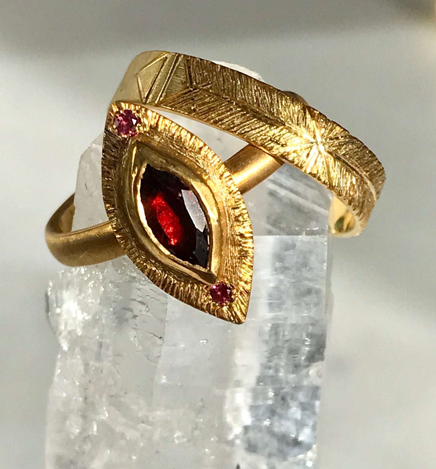 Bague gravée tourmaline rouge et grenat.