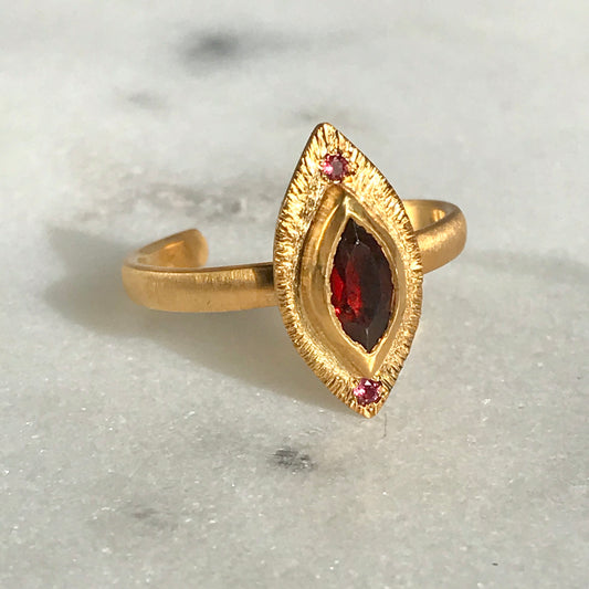 Bague gravée tourmaline rouge et grenat.