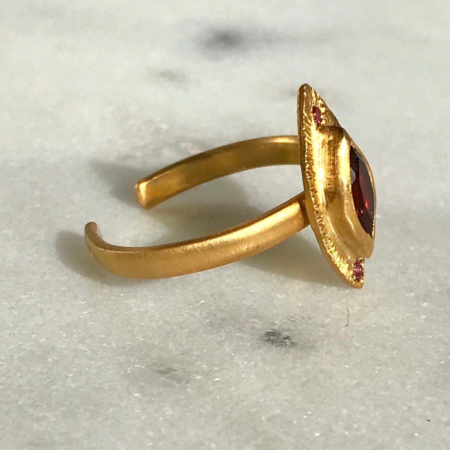 Bague gravée tourmaline rouge et grenat.