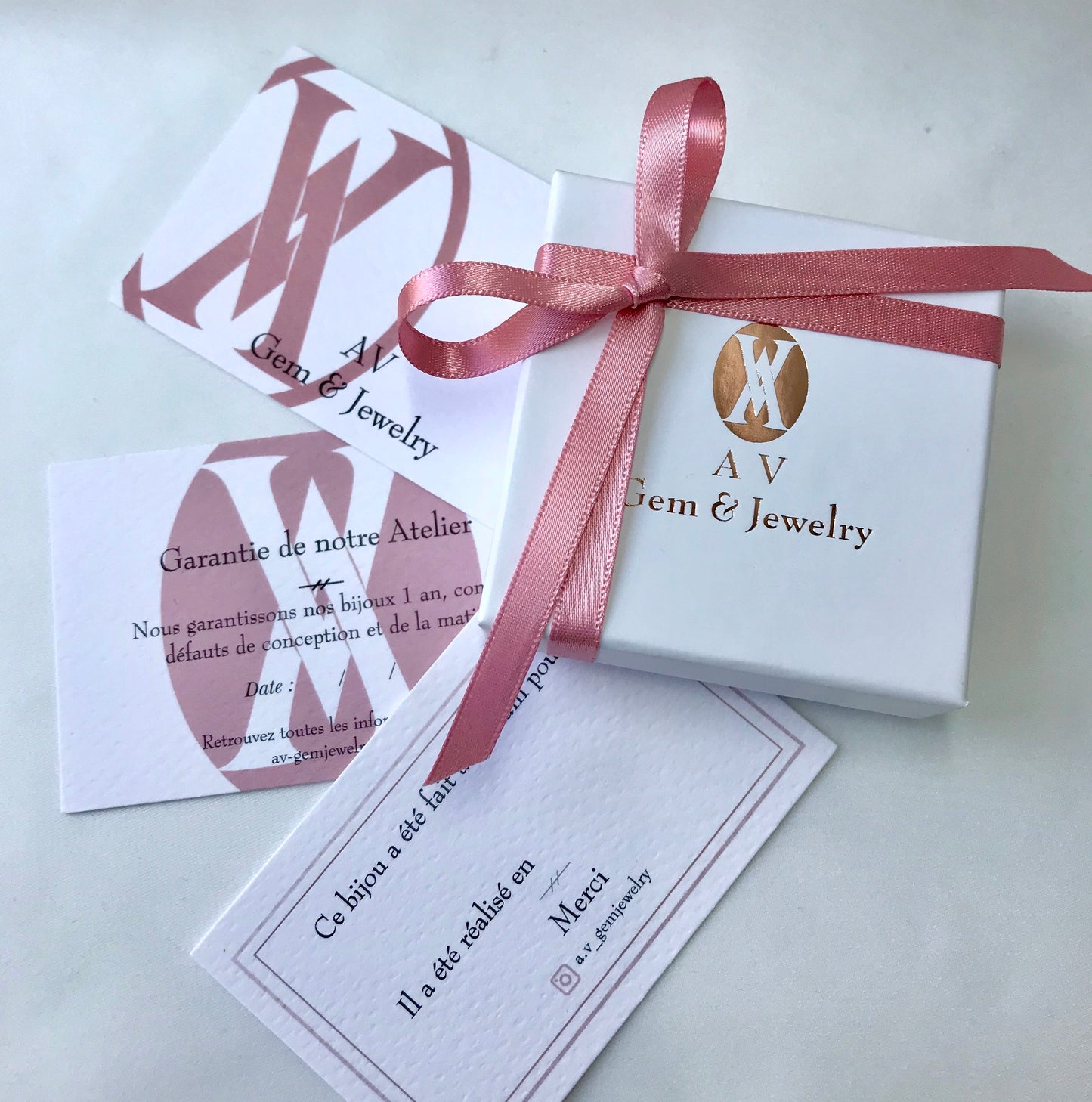 Boucles d’oreilles en perles noir bronze et or 18k .