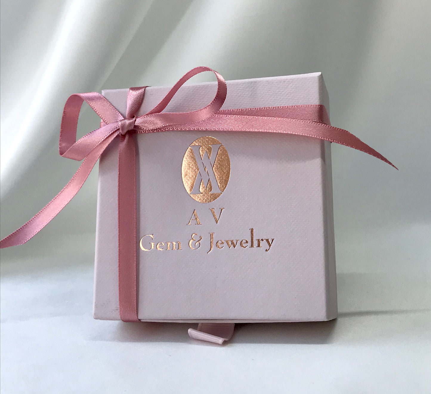 Médaillon gravé - Collier cravate or 18k
