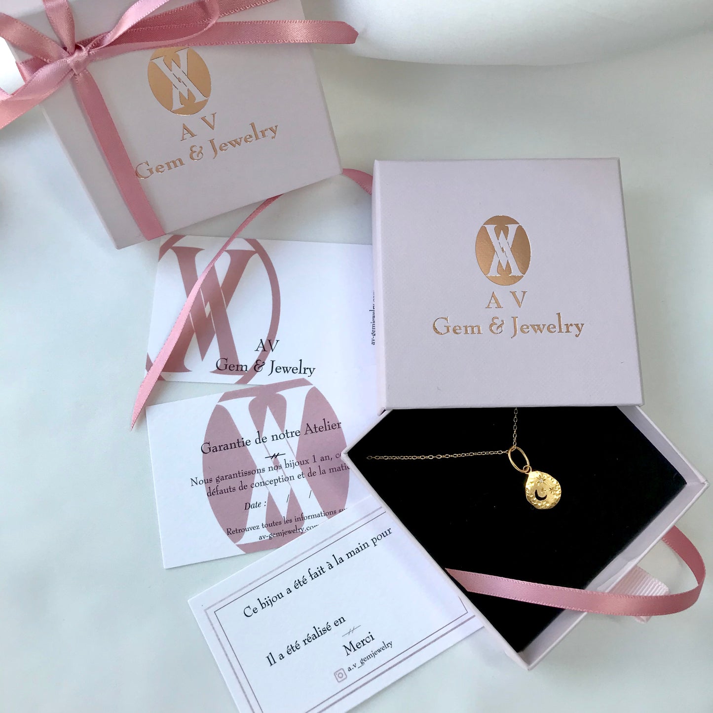 Médaillon gravé - Collier cravate or 18k