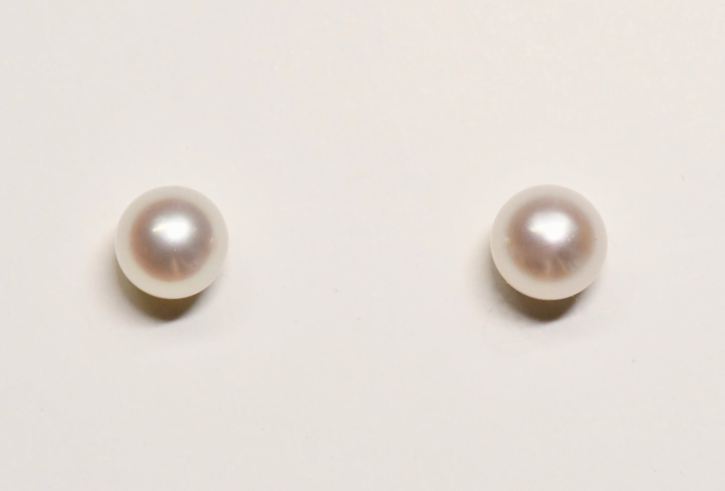 Boucles d’oreilles en perles blanches et or 18k .