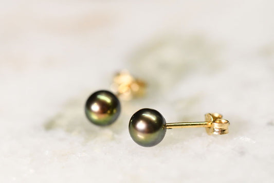 Boucles d’oreilles en perles noir bronze et or 18k .