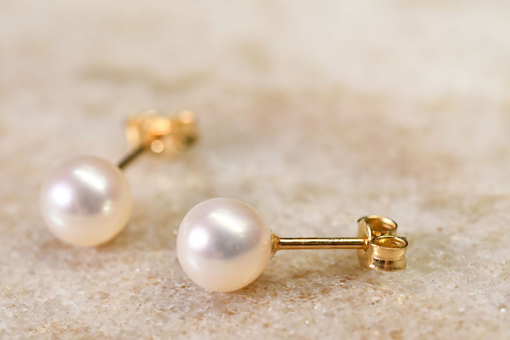 Boucles d’oreilles en perles blanches et or 18k .