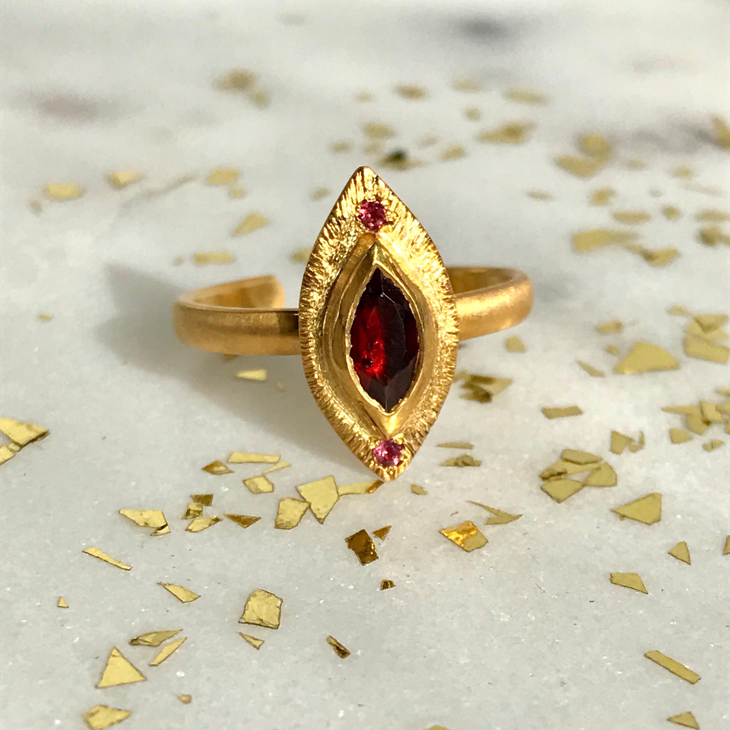 Bague grav e tourmaline rouge et grenat. AV Gem Jewelry